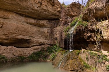 Dağlarda gölü olan küçük bir şelale. Shemakha. Azerbaycan.