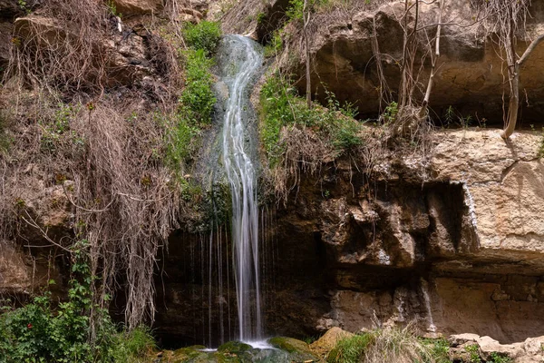 Dağlarda gölü olan küçük bir şelale. Shemakha. Azerbaycan.