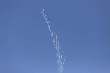 Bakü. Azerbaycan. 05.26.2022. Yukarıya doğru uçan bir savaş uçağı parlayan füzeler fırlatır. Teknik festival.