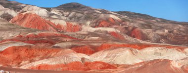 Khizi bölgesi. Azerbaycan. 04.17.2022. Kırmızı renkli güzel dağlar.. 