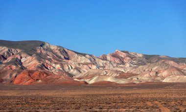Khizi 'de farklı renkte güzel dağlar var. Khizi bölgesi. Azerbaycan.