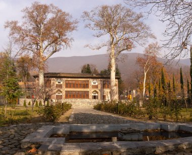 Sheki. Azerbaycan. 11.25.2022. Han Saray 'ın avlusunda güzel bir sonbahar bahçesi.