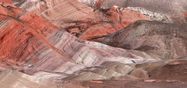 Khizi 'de farklı renkte güzel dağlar var. Khizi bölgesi. Azerbaycan.