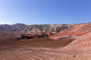Khizi 'de farklı renkte güzel dağlar var. Khizi bölgesi. Azerbaycan.