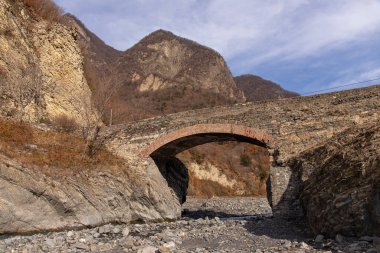 19. yüzyılın eski Ulu Köprüsü Gakh 'ta. Azerbaycan.