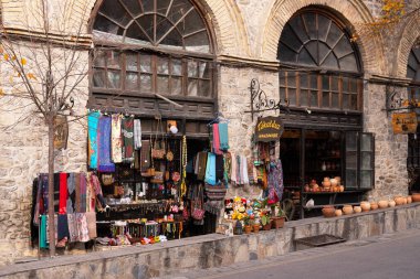 Sheki. Azerbaycan. 11.25.2022. Karavan Sarayı 'nda güzel el yapımı eşyalar..