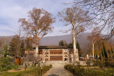 Sheki. Azerbaycan. 11.25.2022. Han Saray 'ın avlusunda güzel bir sonbahar bahçesi.