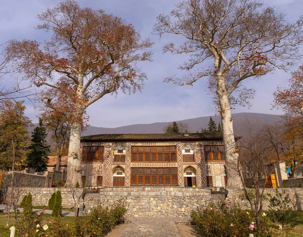 Sheki. Azerbaycan. 11.25.2022. Han Saray 'ın avlusunda güzel bir sonbahar bahçesi.
