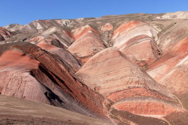 Khizi 'de farklı renkte güzel dağlar var. Khizi bölgesi. Azerbaycan.