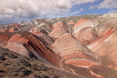 Khizi 'de farklı renkte güzel dağlar var. Khizi bölgesi. Azerbaycan.