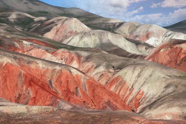Khizi 'de farklı renkte güzel dağlar var. Khizi bölgesi. Azerbaycan.