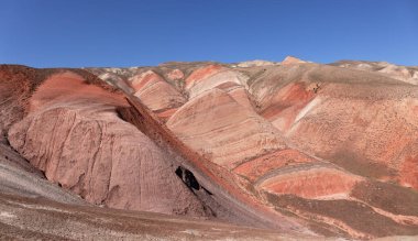 Khizi 'de farklı renkte güzel dağlar var. Khizi bölgesi. Azerbaycan.
