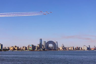 Bakü. Azerbaycan. 05.06.2022. Gri çizgili avcı uçakları havada. Teknik festival.