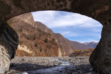 19. yüzyılın eski Ulu Köprüsü Gakh 'ta. Azerbaycan.
