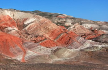 Khizi 'de farklı renkte güzel dağlar var. Khizi bölgesi. Azerbaycan.