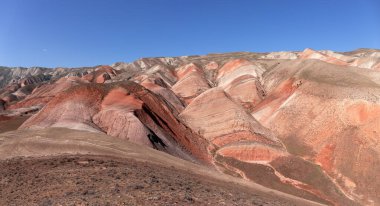 Khizi 'de farklı renkte güzel dağlar var. Khizi bölgesi. Azerbaycan.