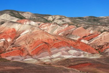 Khizi 'de farklı renkte güzel dağlar var. Khizi bölgesi. Azerbaycan.