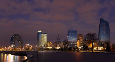 Bakü. Azerbaycan. 01.22.2023. Şafakta şehir merkezinde modern binalar.