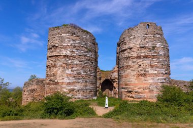 İstanbul. Hindi. 05.12.2025. 14. yüzyılın Ceneviz kalesi, şehirdeki bir dağda..