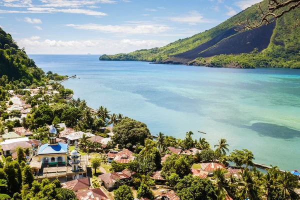 Vista sulle isole Banda e il vulcano sullo sfondo — Foto Stock