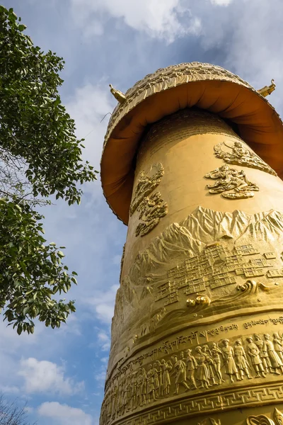 中国雲南省シャングリラに黄金の祈りの輪 — ストック写真