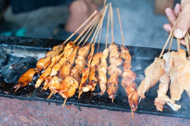 Geleneksel Endonezya tavuk satay