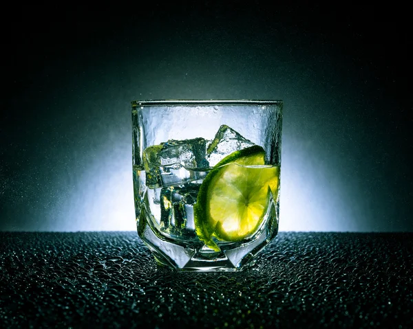 Gin tonic met ijs en kalk — Stockfoto