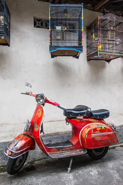 Bir ara sokakta park edilmiş turuncu Vespa scooter. — Stok fotoğraf