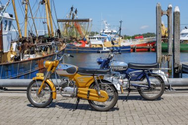 Bir limanda iki vintage Zundapp motosikletin Park.