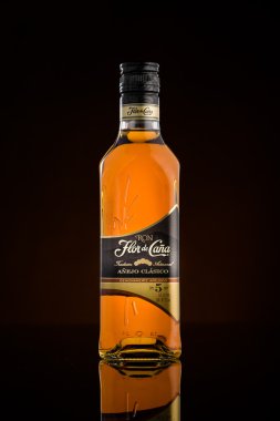 Flor de Cana gelen Nikaragua şişe koyu arka plan üzerinde