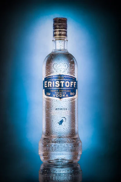 Eristoff пляшка горілки — стокове фото