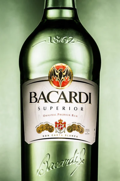 Nahaufnahme einer Flasche Bacardi Superior Rum. — Stockfoto