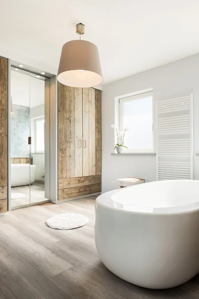 Helles, modernes Badezimmer mit separater Badewanne lizenzfreie Stockbilder