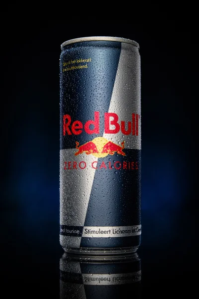 Red bull ist eine bekannte Energy-Drink-Marke aus Österreich. Stockbild