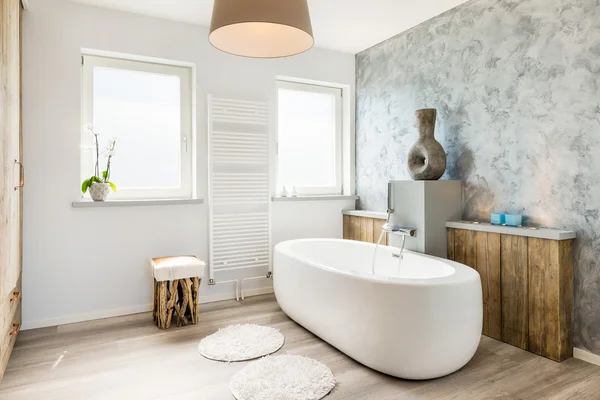 Interieur eines modernen, hellen Badezimmers mit separater Badewanne. Stockfoto