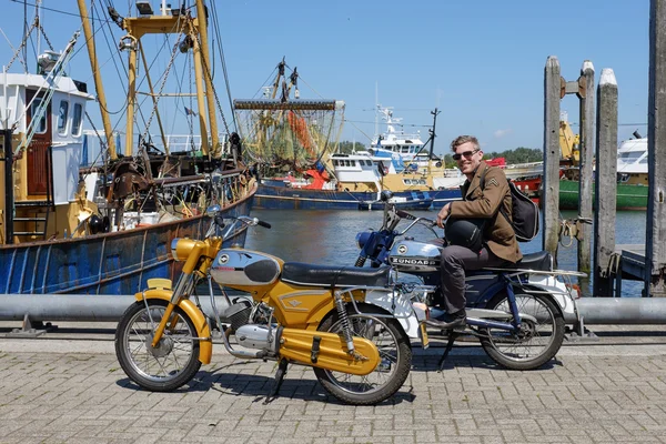 Mann sitzt auf einem Oldtimer-Zundapp-Motorrad. Stockbild