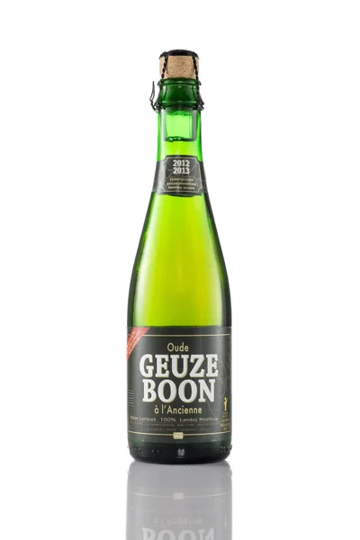 Flasche Segen geuze Bier isoliert auf weißem Hintergrund — Stockfoto