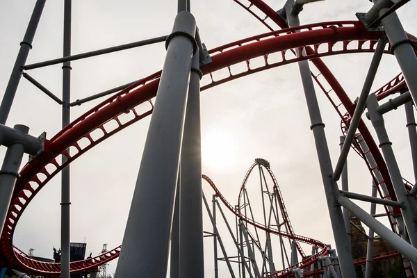 Rollercoaster em um parque temático na China — Fotografia de Stock