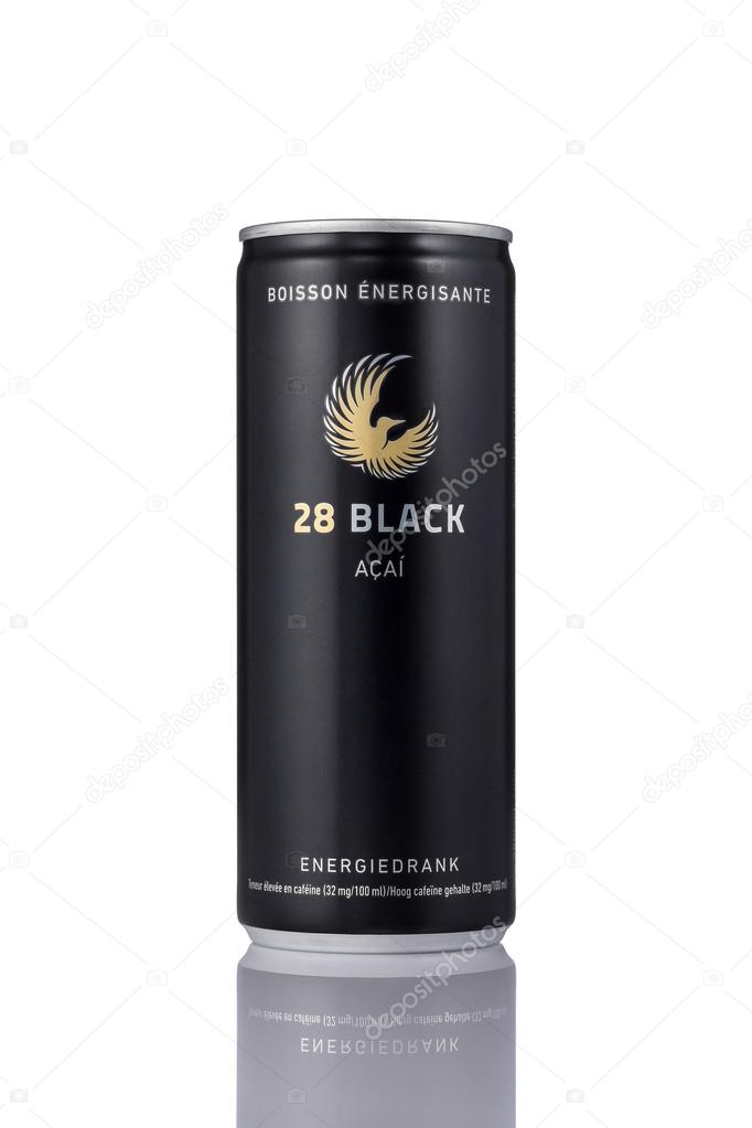Una lata de 28 bebidas energéticas negras aisladas sobre un fondo