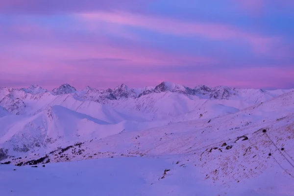 Röd Himmel Bergen — Stockfoto