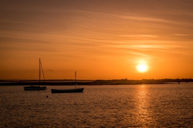Gün batımında nehirde tekne