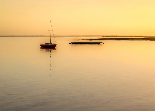 船在日落时在河上 — 图库照片