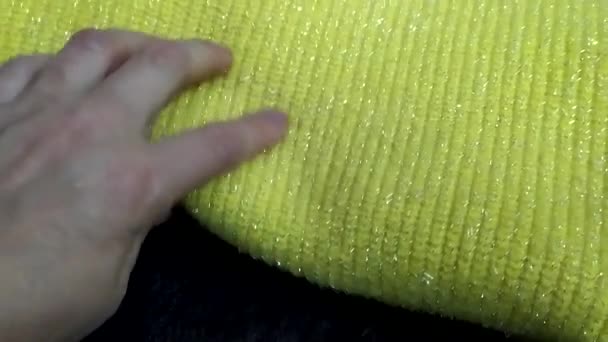 Strickpullover zu einem Stapel zusammengefaltet. Warm gestrickte Sachen. Hand streicht über den Strickstoff. — Stockvideo