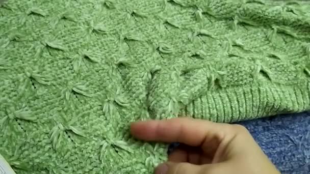 I colpi di mano di tessuti lavorati a maglia. Maglieria a trama calda. Maglioni lavorati a maglia piegati in una pila. — Video Stock