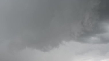 Bulutlar. Fırtınadan önceki gökyüzü. Aşırı fırtına bulutları. Hava şartları. Fırtına ve yağmurdan önce Cumulus bulutlarıyla gri gökyüzü.