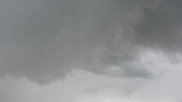 El cielo antes de una tormenta. Nubes de tormenta sobresalientes. Condiciones meteorológicas. Cielo gris con nubes cúmulos antes de tormentas eléctricas y lluvia. — Vídeos de Stock