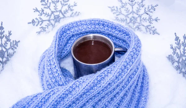 Caffè Una Vecchia Tazza Metallo Nella Neve Avvolto Una Sciarpa — Foto Stock