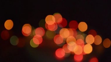 Göz kamaştıran yeni yıl geçmişi bulanık. Bokeh fenerleri. Bulanık ışıkla Noel çelengi yanıp sönüyor. Kış dönemi. Mutlu yıllar..