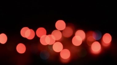 Göz kamaştıran yeni yıl geçmişi bulanık. Bokeh fenerleri. Yanıp sönen Noel çelengi bulanık ışıkla hareket ediyor. Kış dönemi. Mutlu yıllar..