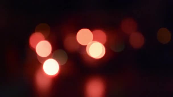 Linternas Bokeh. Guirnalda de Navidad parpadeante con luz borrosa. Fondo de invierno borroso de color navideño. Feliz Año Nuevo. — Vídeos de Stock